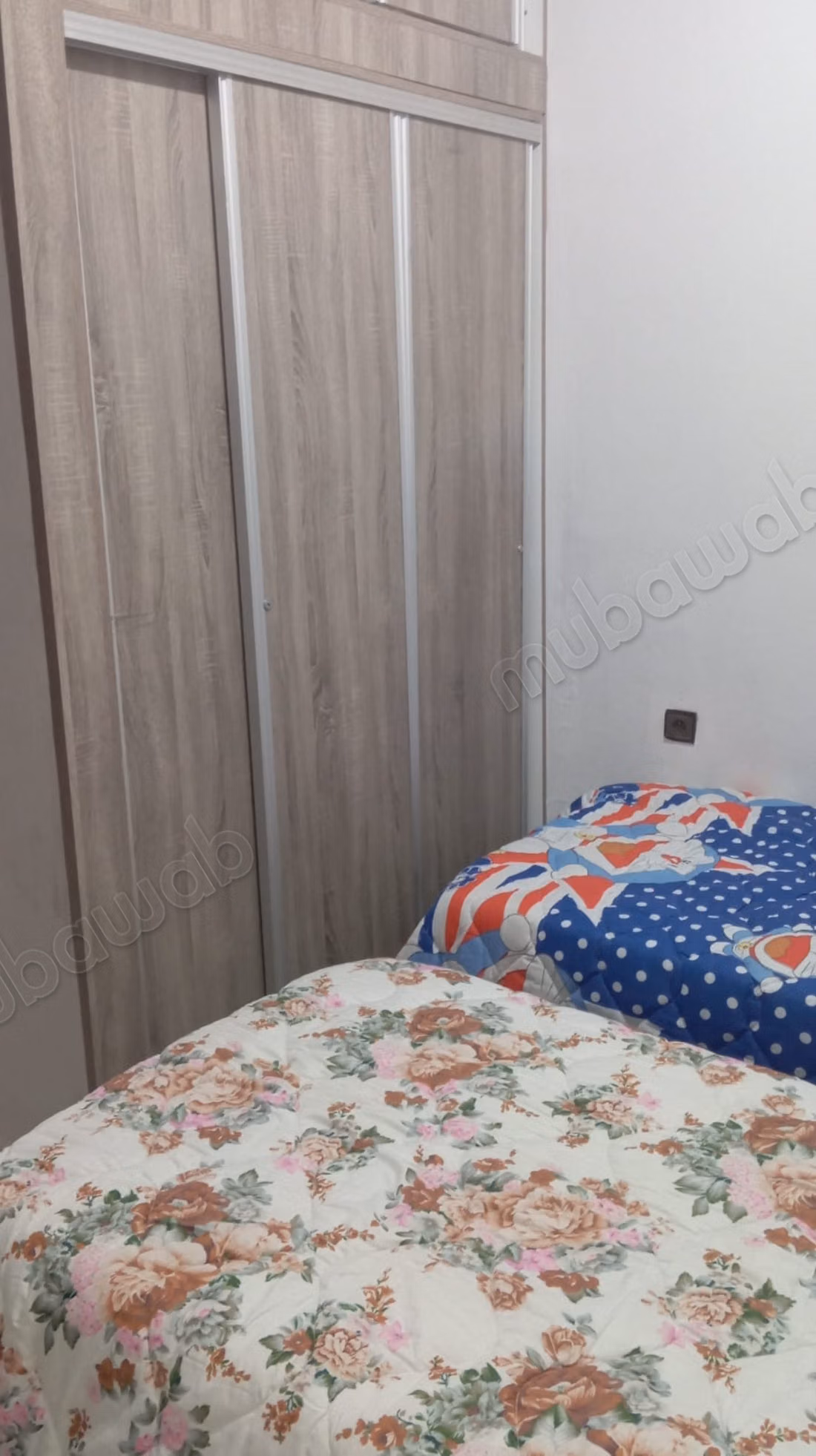 Superbe appartement à louer à Hay Mohammadi. 
Surface totale 70 m². 
Système de parabole et salon marocain