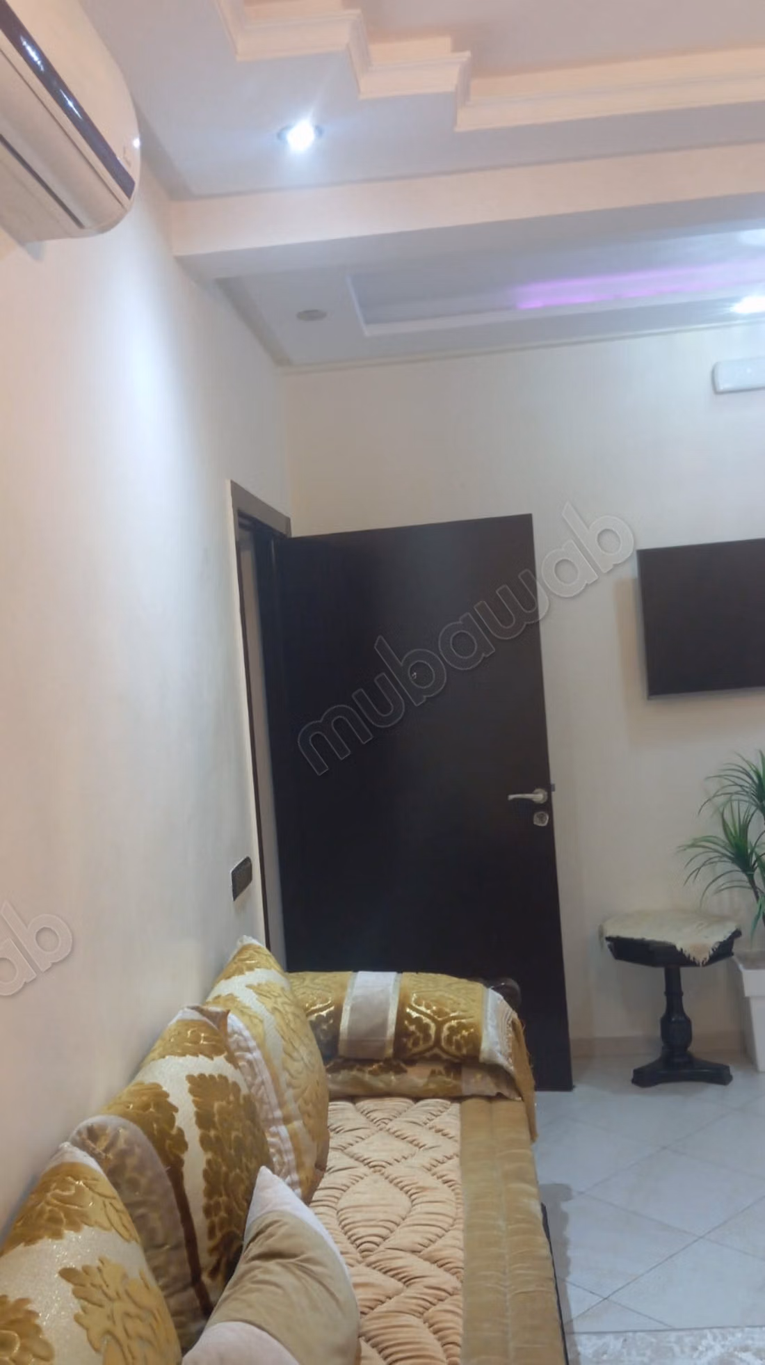 Superbe appartement à louer à Hay Mohammadi. 
Surface totale 70 m². 
Système de parabole et salon marocain