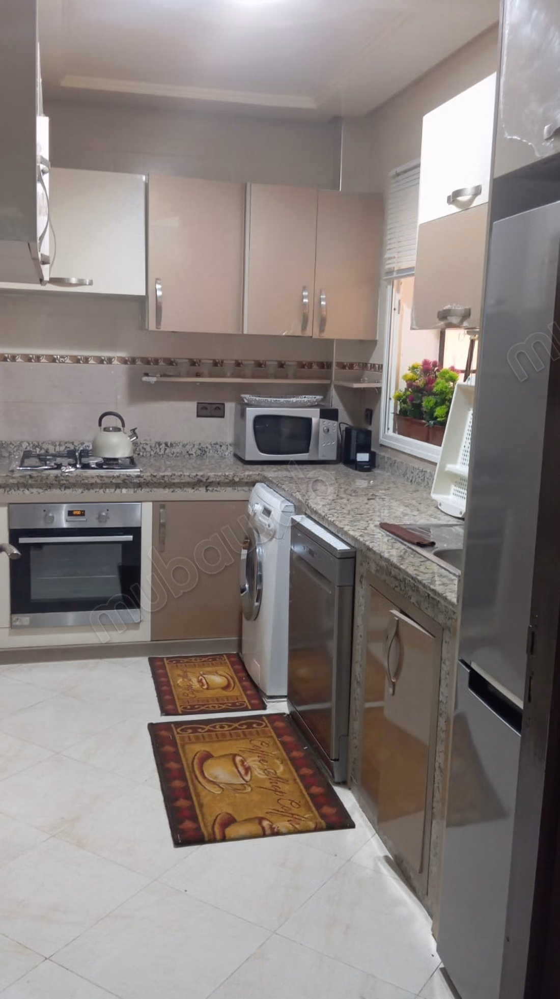Superbe appartement à louer à Hay Mohammadi. 
Surface totale 70 m². 
Système de parabole et salon marocain