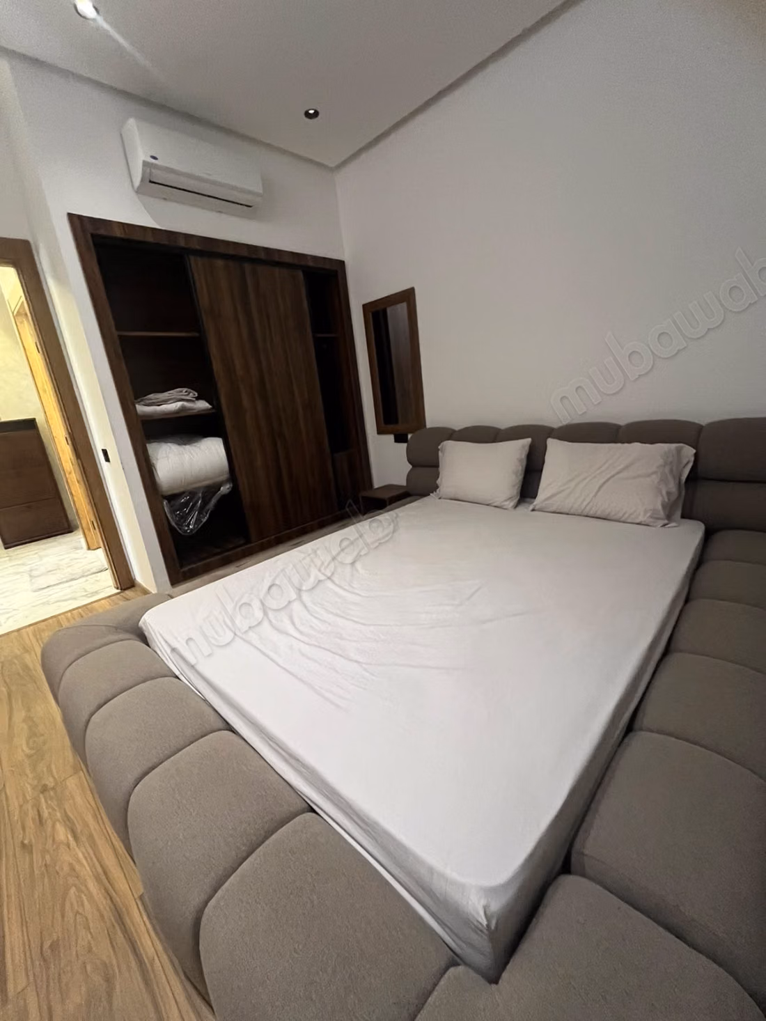 Très bel appartement en location à Oasis. 
2 pièces confortables. 
Meublé
