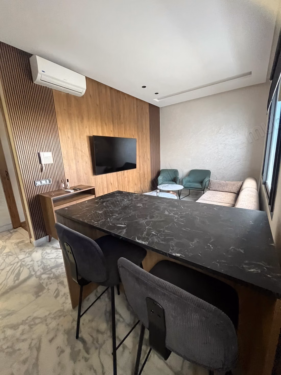 Très bel appartement en location à Oasis. 
2 pièces confortables. 
Meublé
