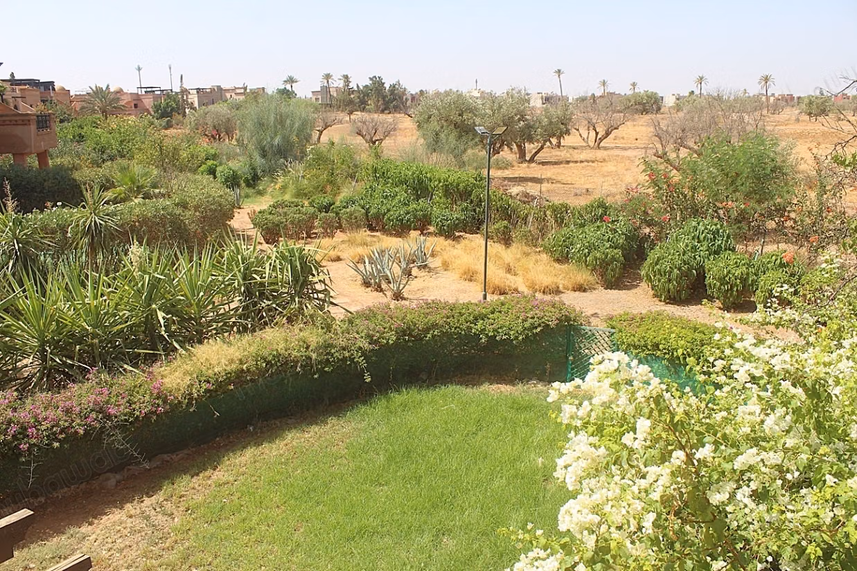 Duplex avec jardin dans un domaine avec piscine