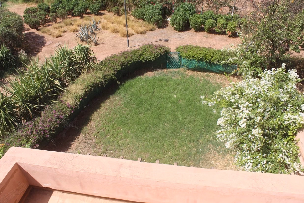 Duplex avec jardin dans un domaine avec piscine