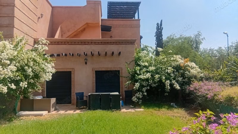 Duplex avec jardin dans un domaine avec piscine