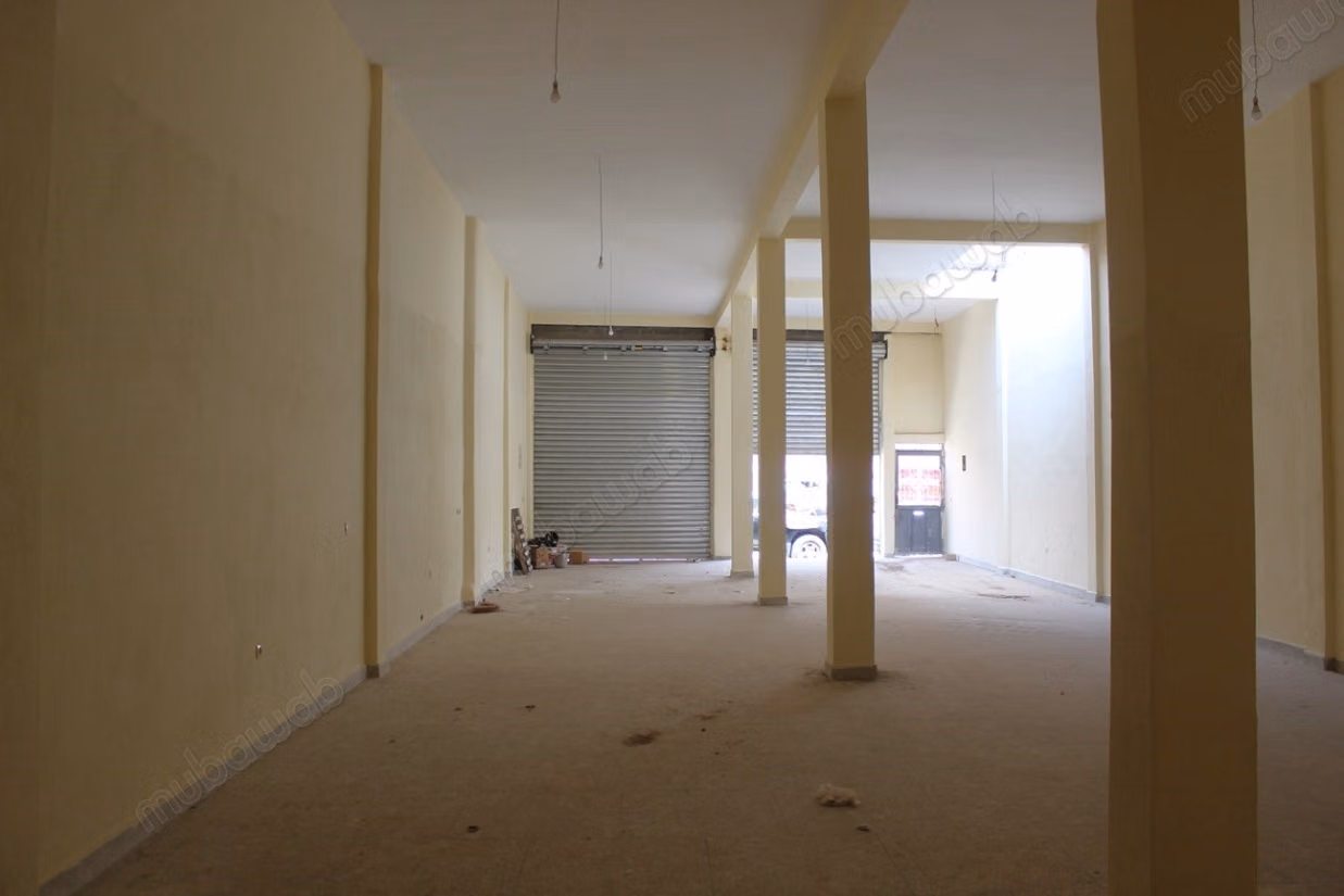 Local de 200m² avec 5m de hauteur de plafond