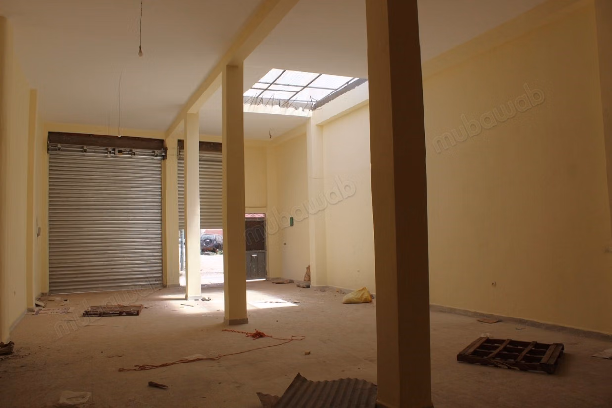 Local de 200m² avec 5m de hauteur de plafond