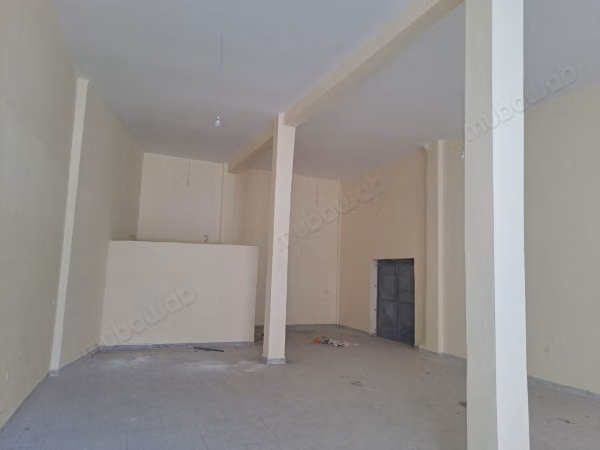 Local de 200m² avec 5m de hauteur de plafond