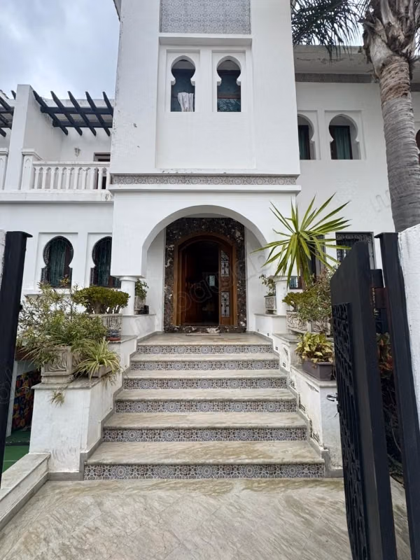 Maison de haut standing à vendre à Rmilat. Superficie 360 m². Antenne parabolique, résidence sécurisée