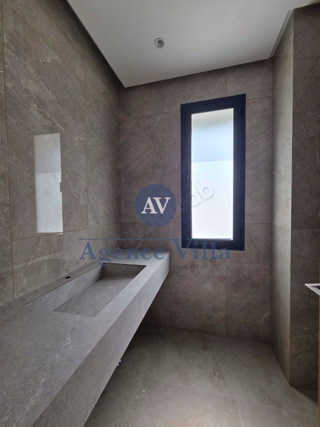 A louer triplex neuf avec piscine et vue sur mer