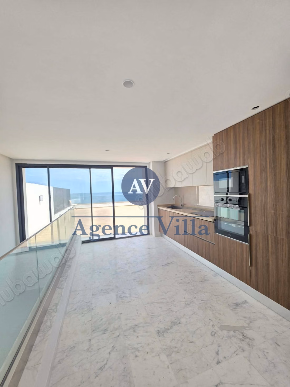 A louer triplex neuf avec piscine et vue sur mer