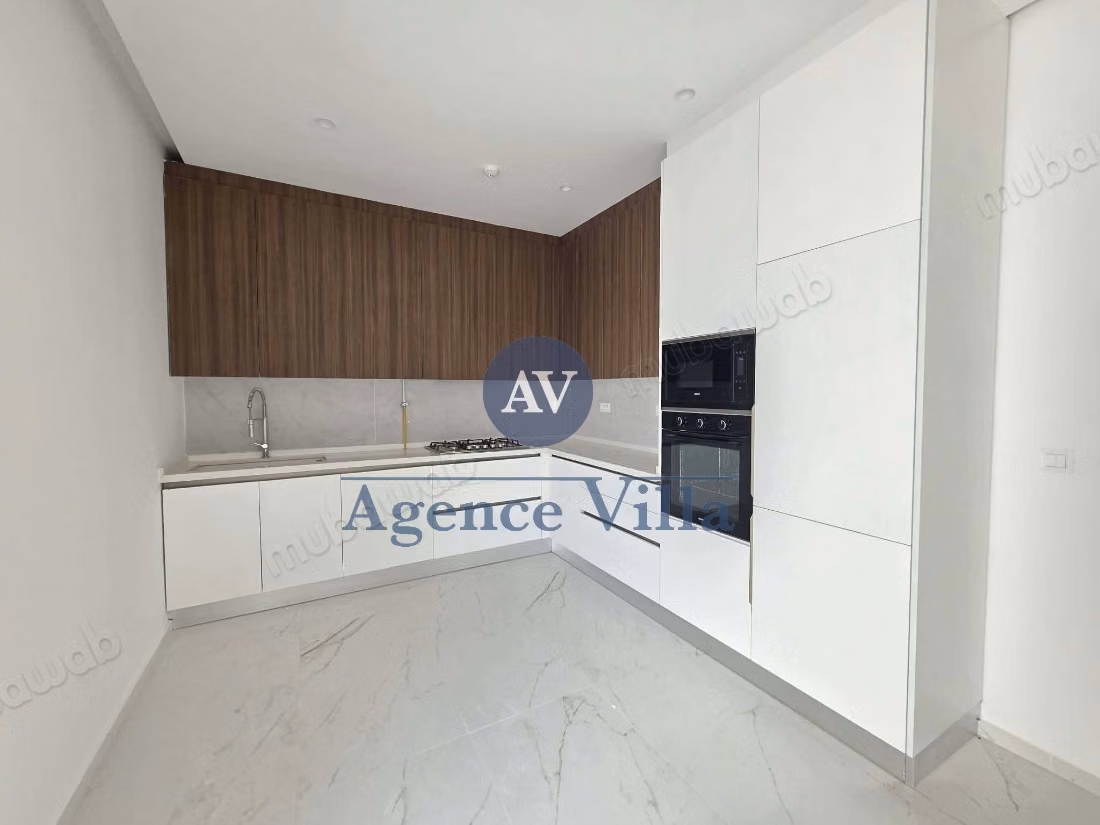 A louer triplex neuf avec piscine et vue sur mer