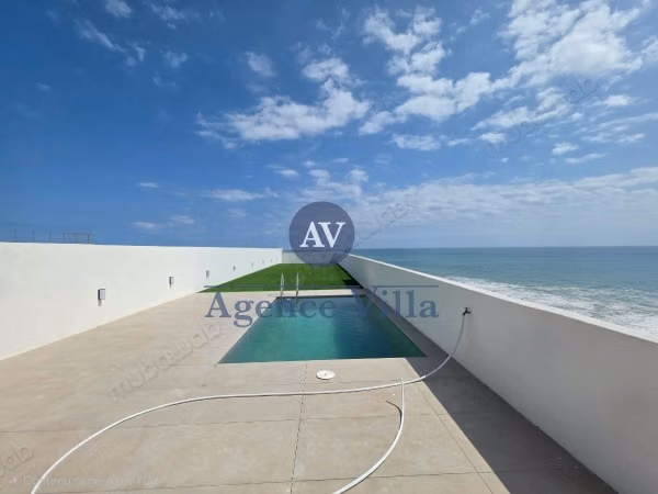 A louer triplex neuf avec piscine et vue sur mer