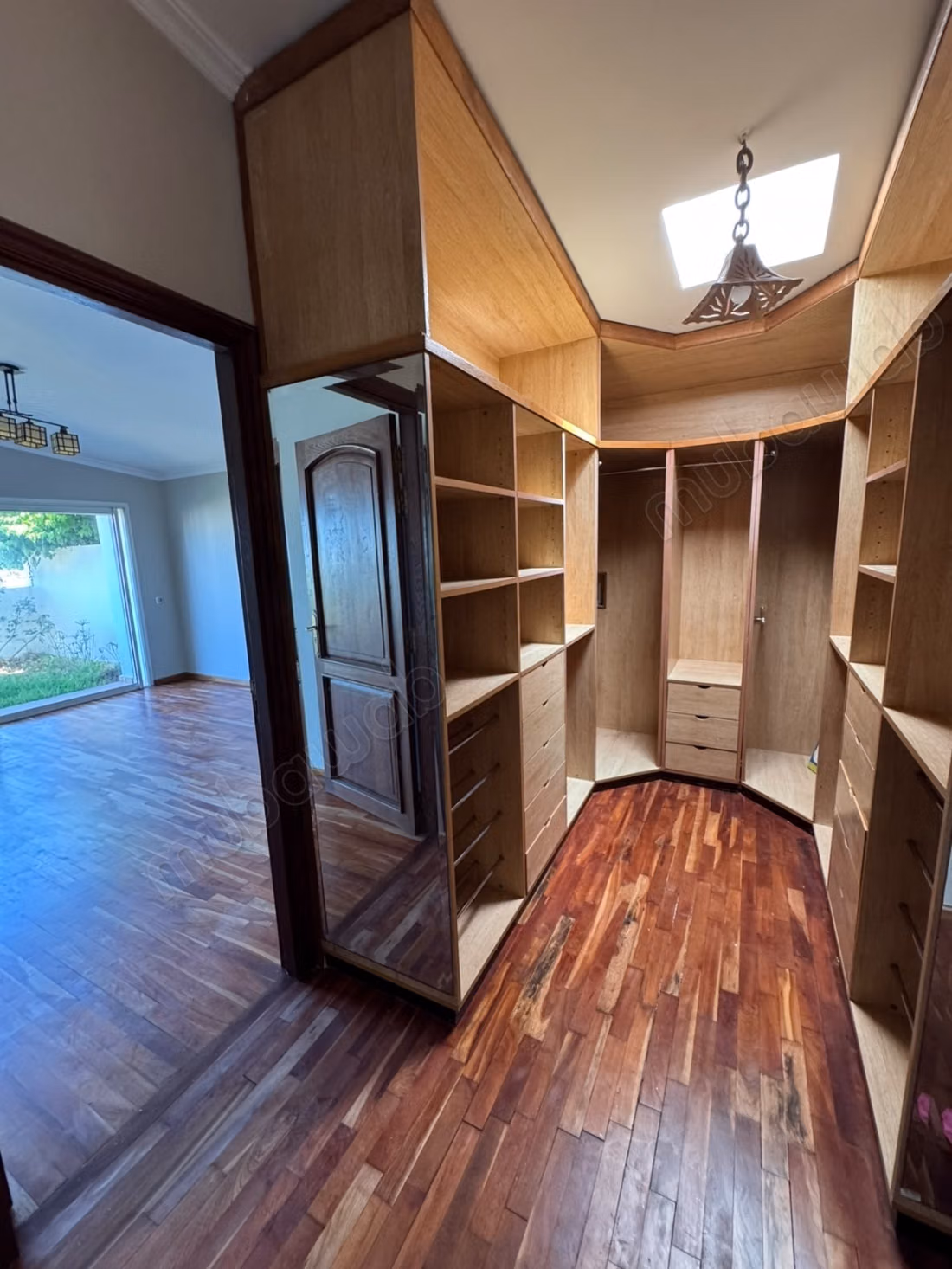 Stupenda villa in affitto a Ain Diab. Superficie 450 m². Salone tradizionale e porta blindata