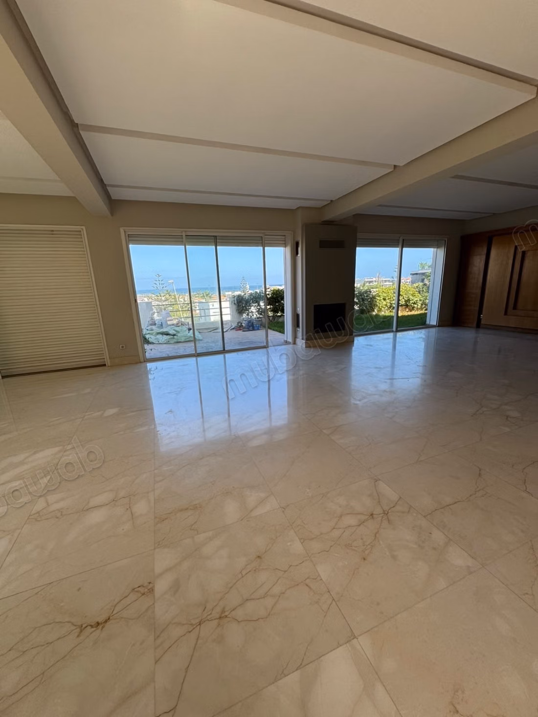 Stupenda villa in affitto a Ain Diab. Superficie 450 m². Salone tradizionale e porta blindata