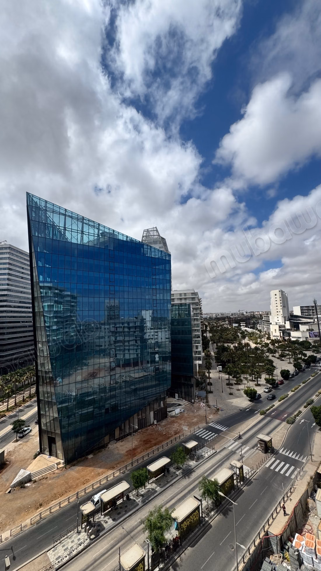 Beaux bureaux à louer à Casablanca Finance City. Surface totale 77 m². Sécurisé 24/24