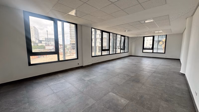 Beaux bureaux à louer à Casablanca Finance City. Surface totale 77 m². Sécurisé 24/24