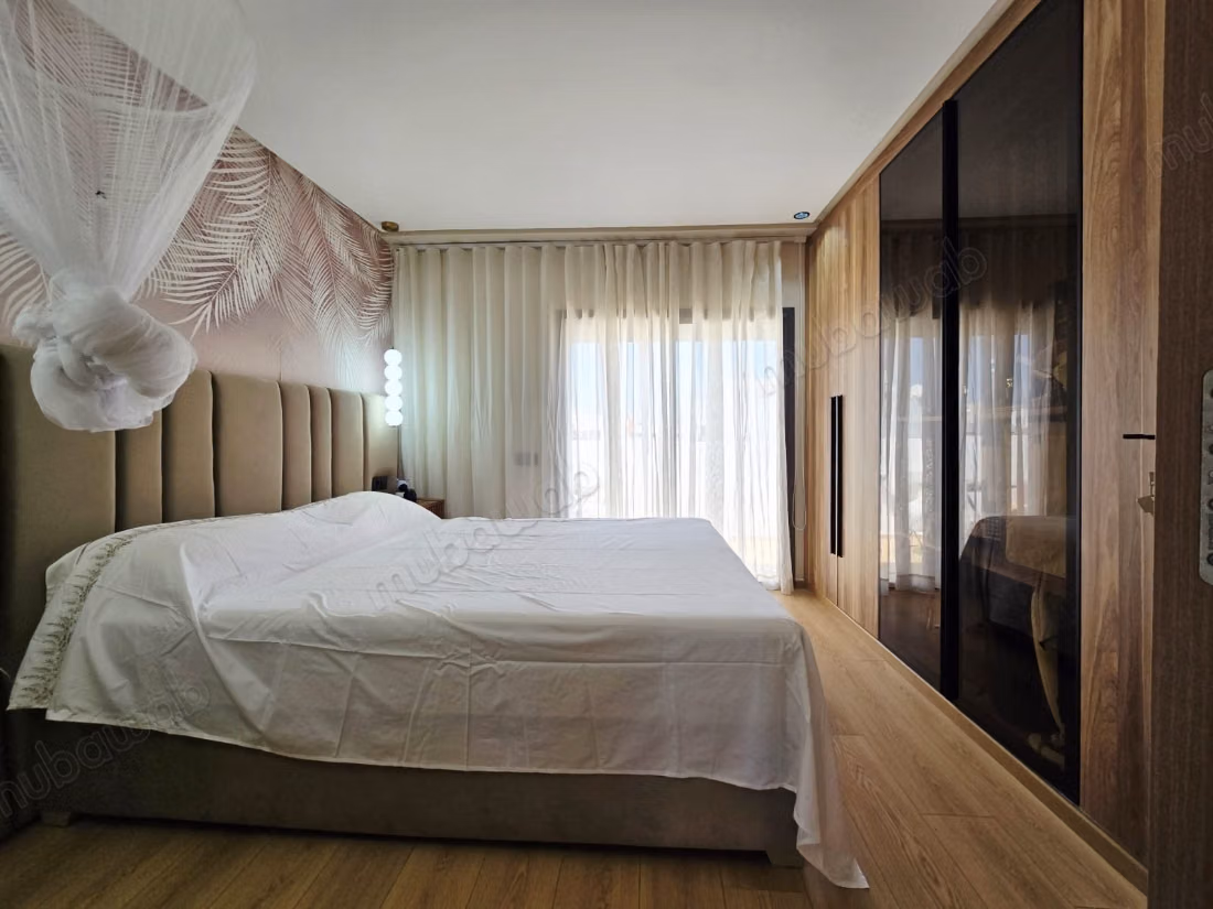 Appartement à louer à Maârif. 
Surface totale 90 m². 
Bien meublé