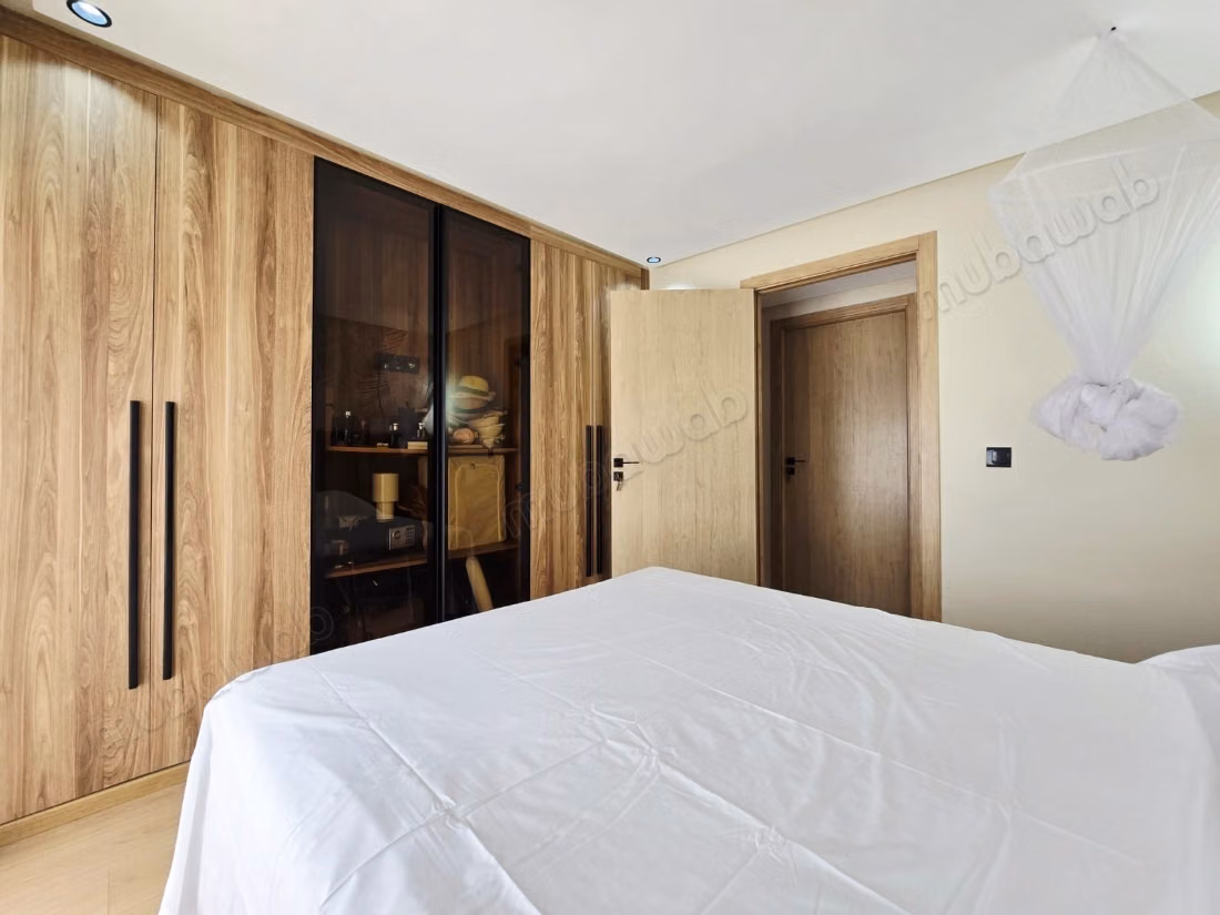 Appartement à louer à Maârif. 
Surface totale 90 m². 
Bien meublé