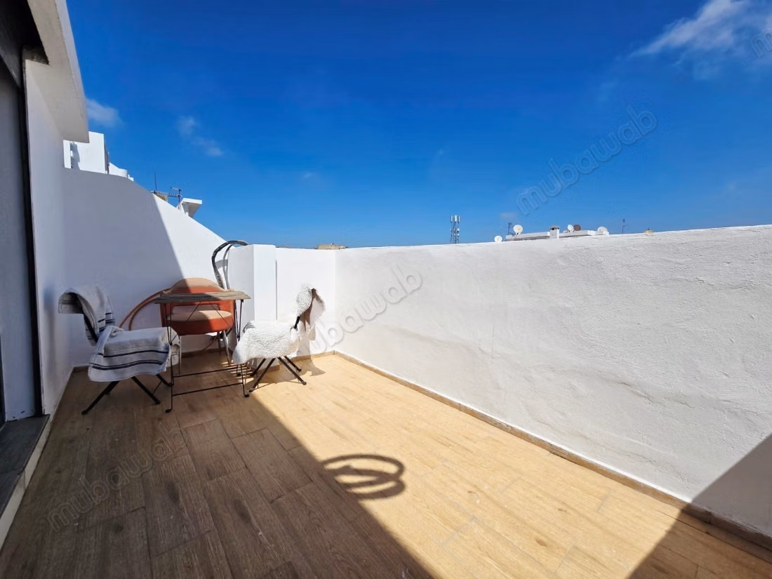 Appartement à louer à Maârif. 
Surface totale 90 m². 
Bien meublé