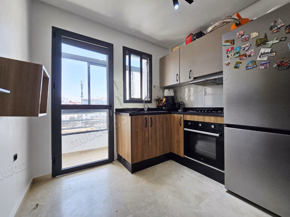 Appartement à louer à Maârif. 
Surface totale 90 m². 
Bien meublé