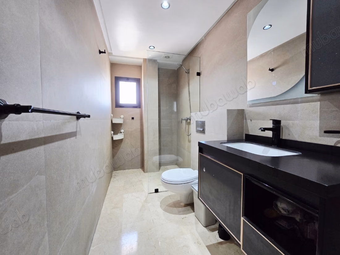 Appartement à louer à Maârif. 
Surface totale 90 m². 
Bien meublé