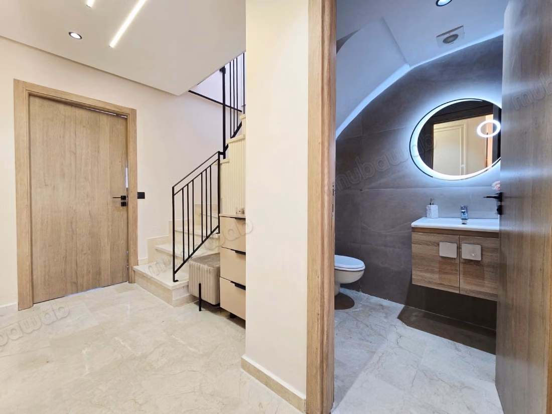 Appartement à louer à Maârif. 
Surface totale 90 m². 
Bien meublé