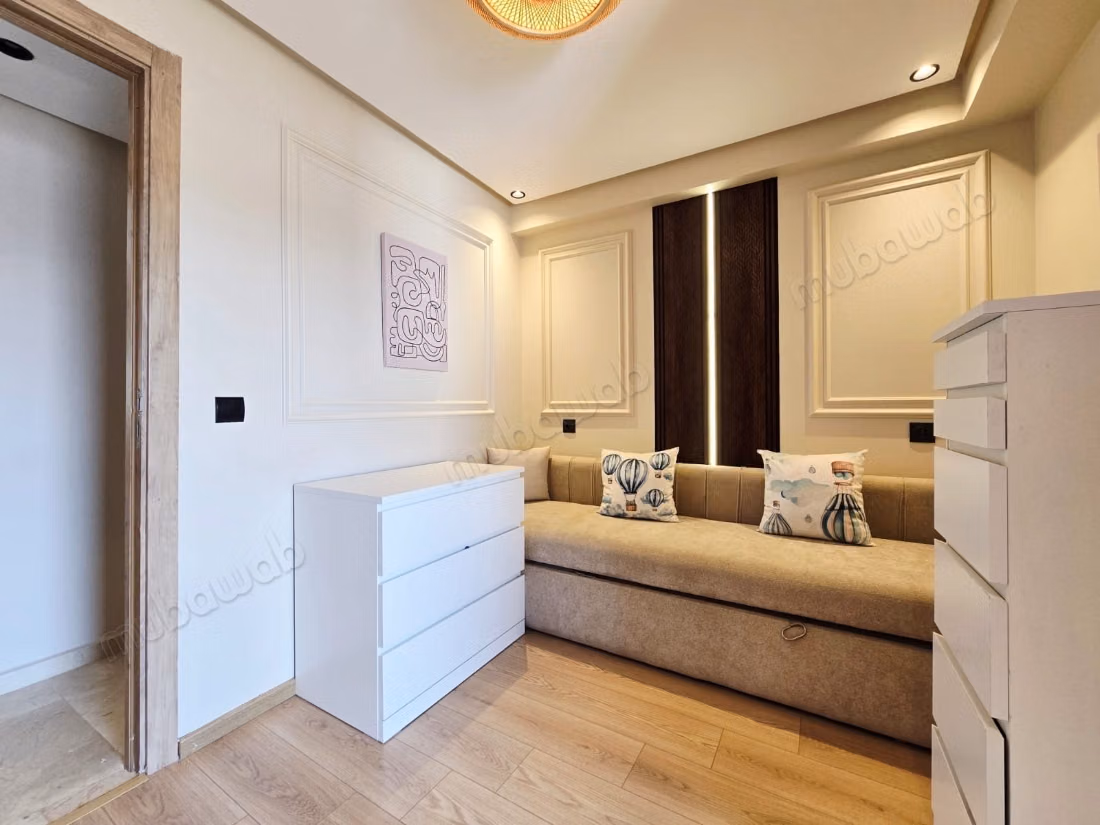 Appartement à louer à Maârif. 
Surface totale 90 m². 
Bien meublé