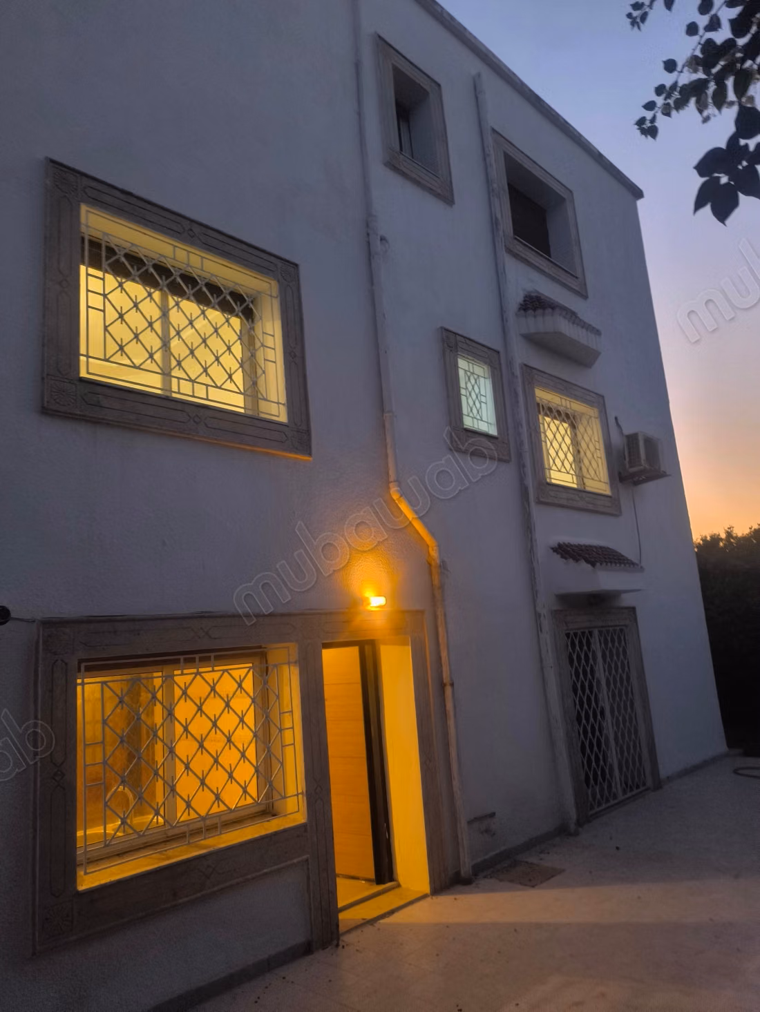 Somptueuse villa à louer à Gammarth Village. 8 chambres. Air conditionné et cheminée
