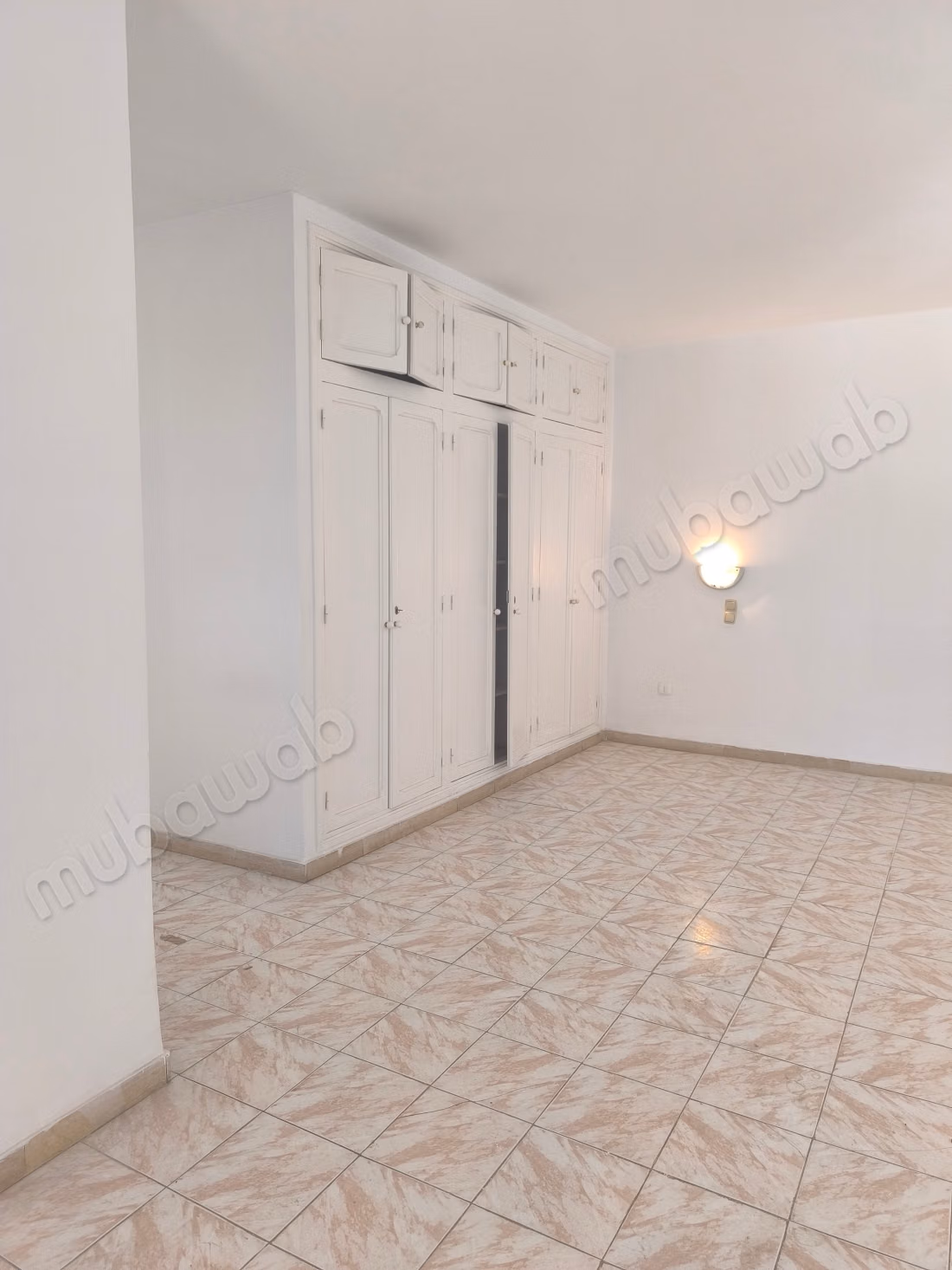 Location villa de haut standing à Gammarth Supérieur. Surface de 650 m². Environnement calme avec vue sur la montagne, fenêtre double vitrage