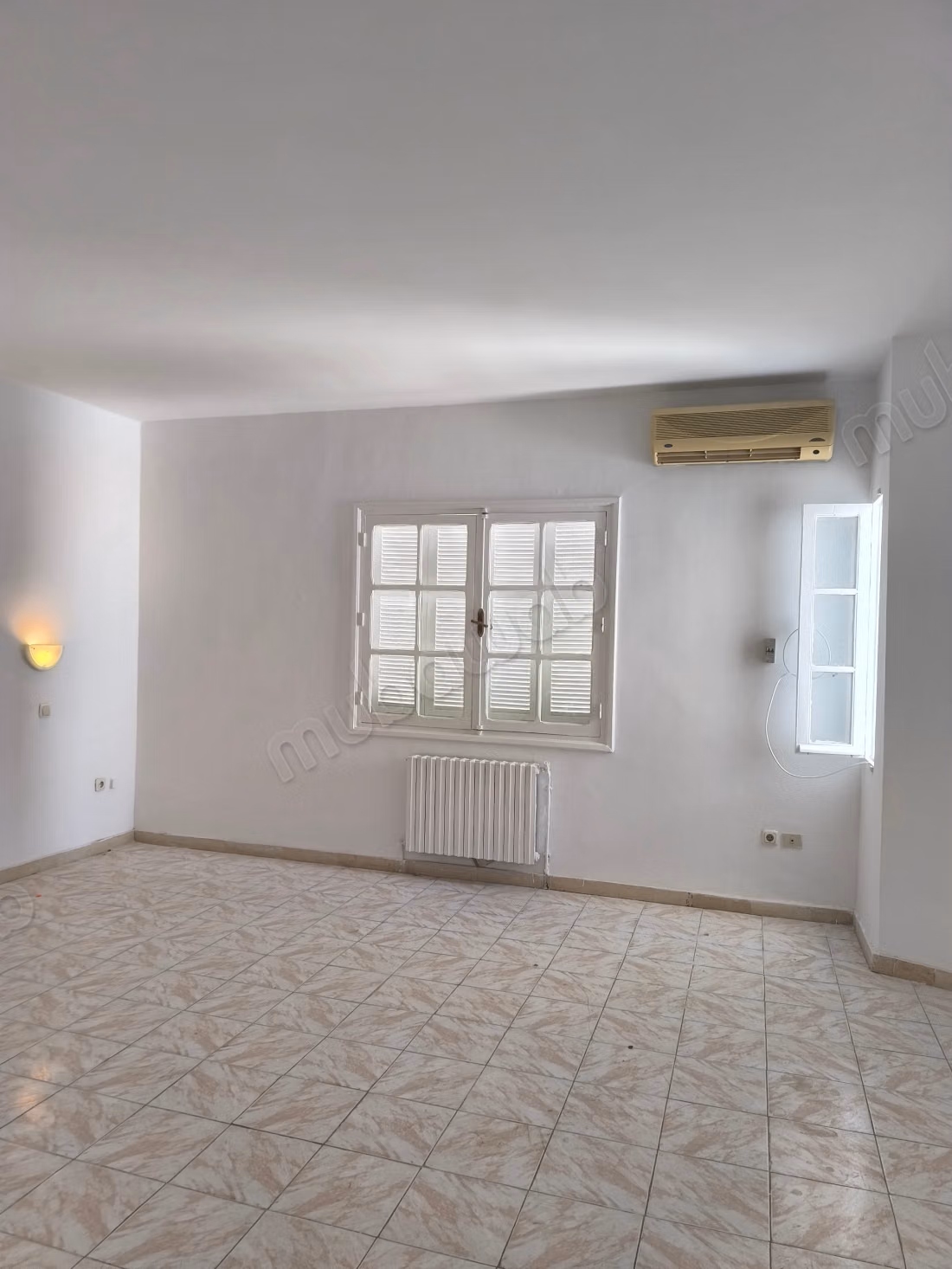 Location villa de haut standing à Gammarth Supérieur. Surface de 650 m². Environnement calme avec vue sur la montagne, fenêtre double vitrage
