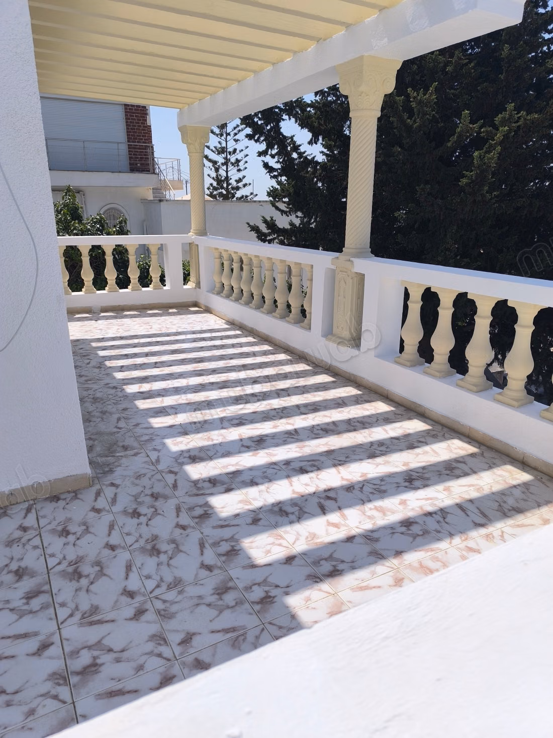 Location villa de haut standing à Gammarth Supérieur. Surface de 650 m². Environnement calme avec vue sur la montagne, fenêtre double vitrage