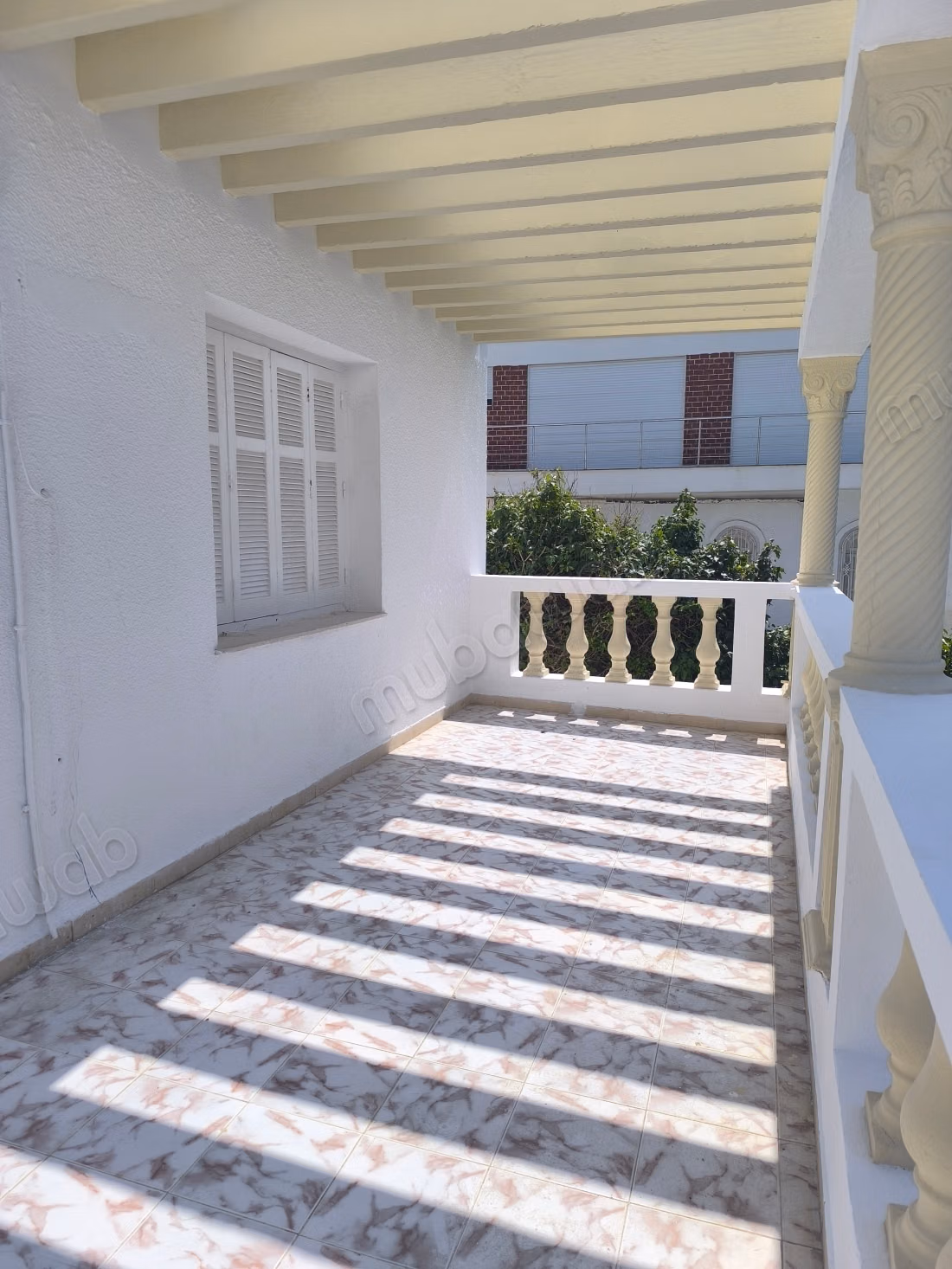 Location villa de haut standing à Gammarth Supérieur. Surface de 650 m². Environnement calme avec vue sur la montagne, fenêtre double vitrage