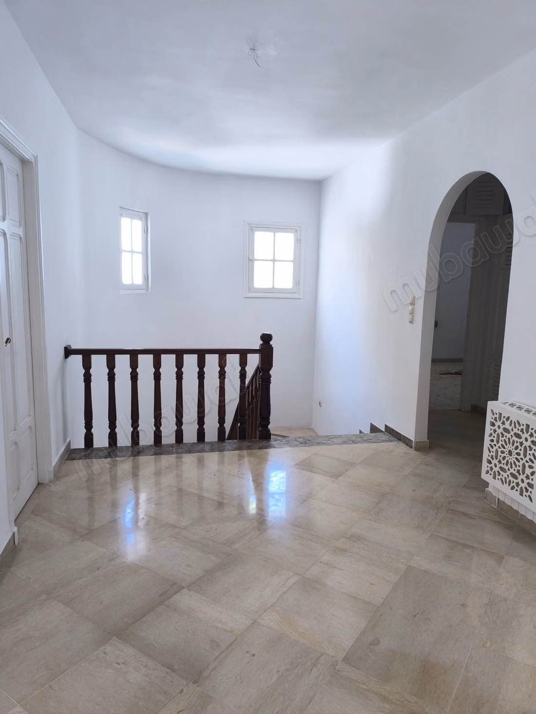Location villa de haut standing à Gammarth Supérieur. Surface de 650 m². Environnement calme avec vue sur la montagne, fenêtre double vitrage