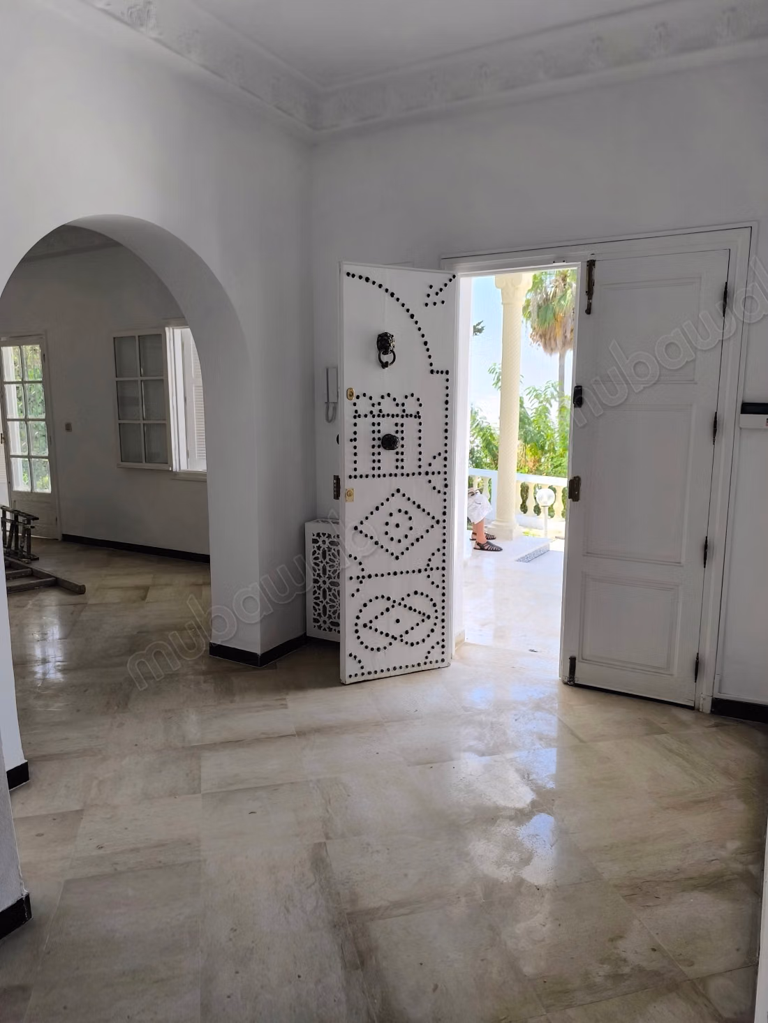 Location villa de haut standing à Gammarth Supérieur. Surface de 650 m². Environnement calme avec vue sur la montagne, fenêtre double vitrage