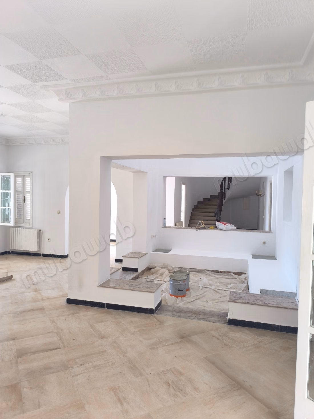Location villa de haut standing à Gammarth Supérieur. Surface de 650 m². Environnement calme avec vue sur la montagne, fenêtre double vitrage