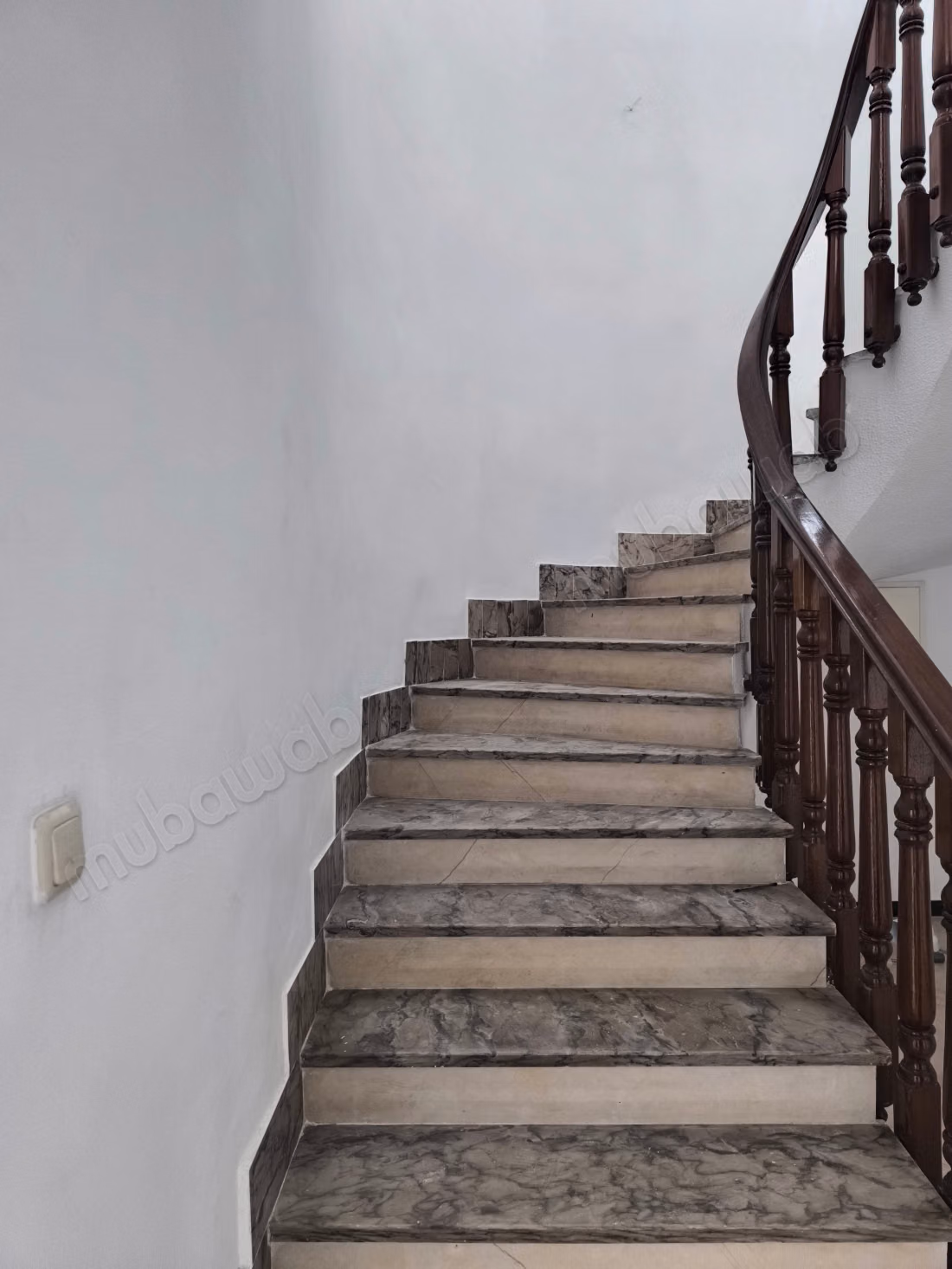 Location villa de haut standing à Gammarth Supérieur. Surface de 650 m². Environnement calme avec vue sur la montagne, fenêtre double vitrage
