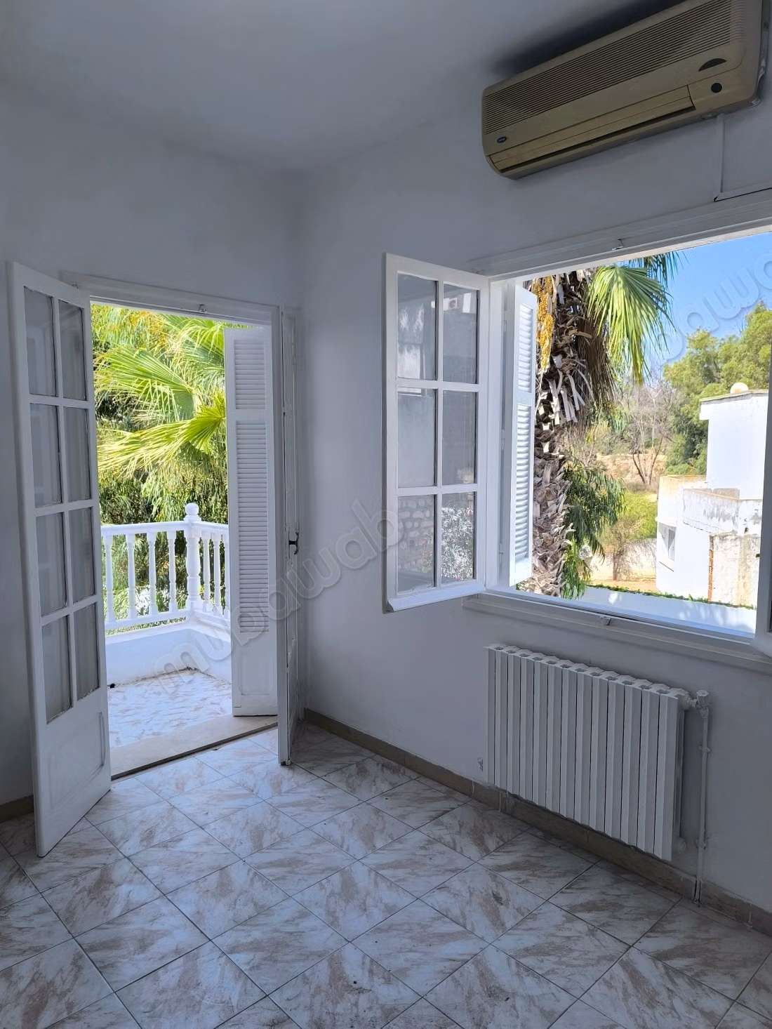 Location villa de haut standing à Gammarth Supérieur. Surface de 650 m². Environnement calme avec vue sur la montagne, fenêtre double vitrage