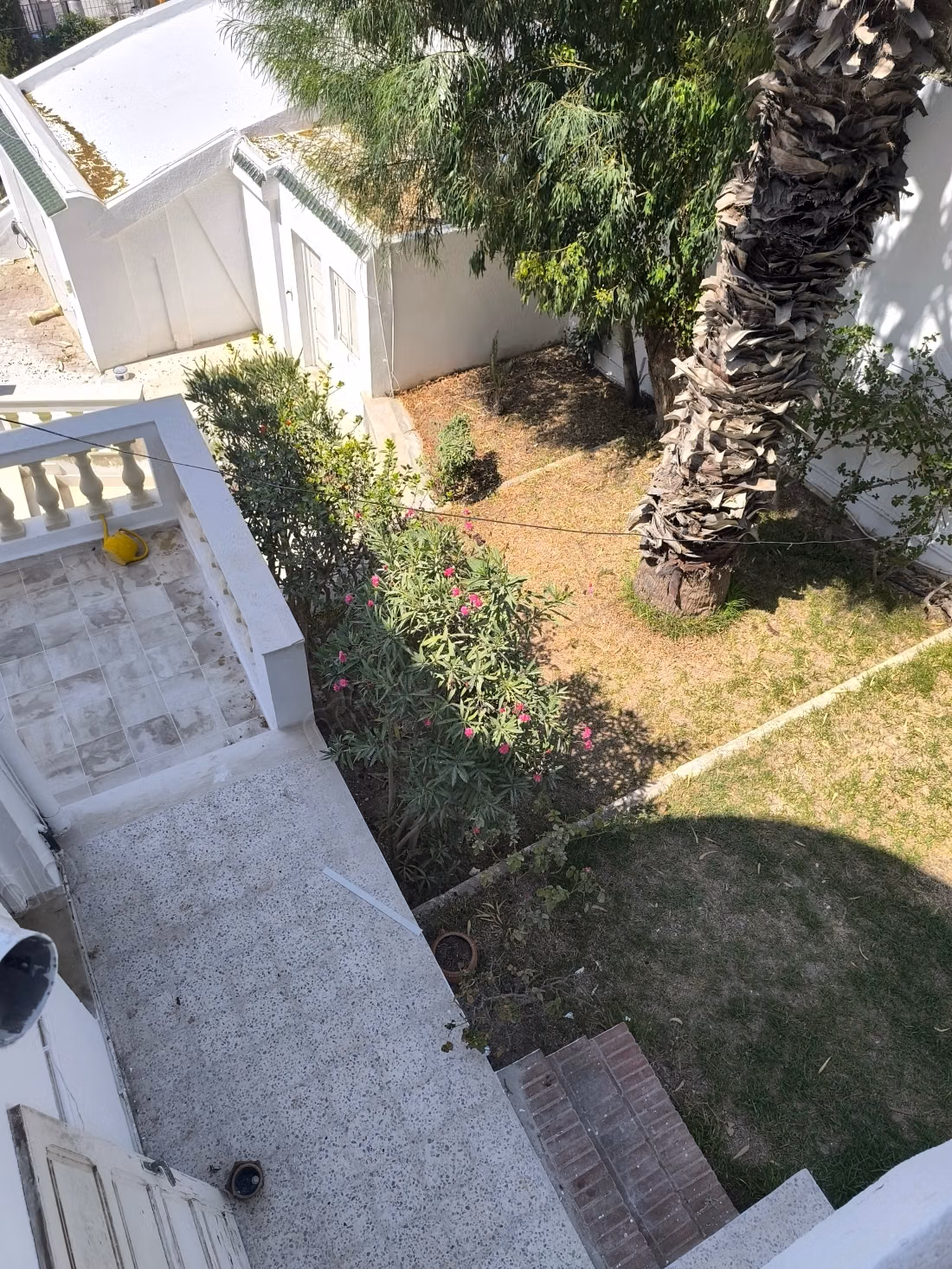 Location villa de haut standing à Gammarth Supérieur. Surface de 650 m². Environnement calme avec vue sur la montagne, fenêtre double vitrage