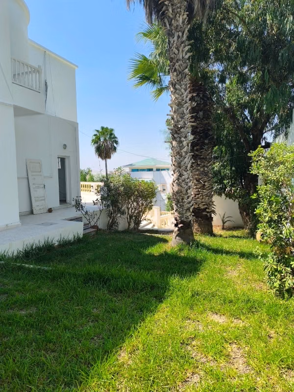 Location villa de haut standing à Gammarth Supérieur. Surface de 650 m². Environnement calme avec vue sur la montagne, fenêtre double vitrage