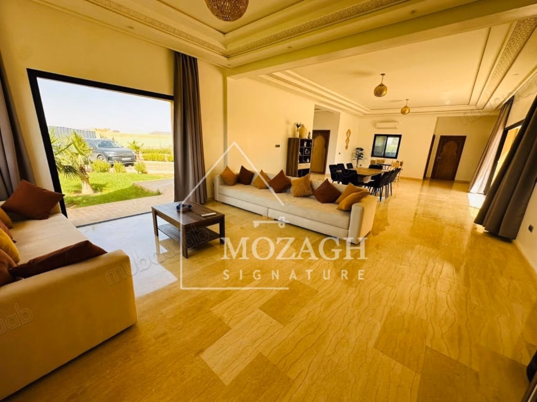 Spaciosa villa moderna y rara con piscina privada