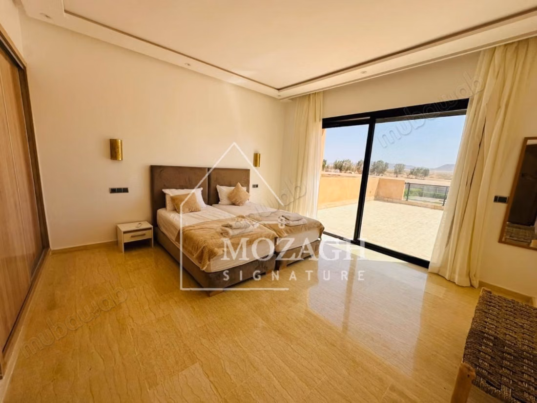 Spaciosa villa moderna y rara con piscina privada