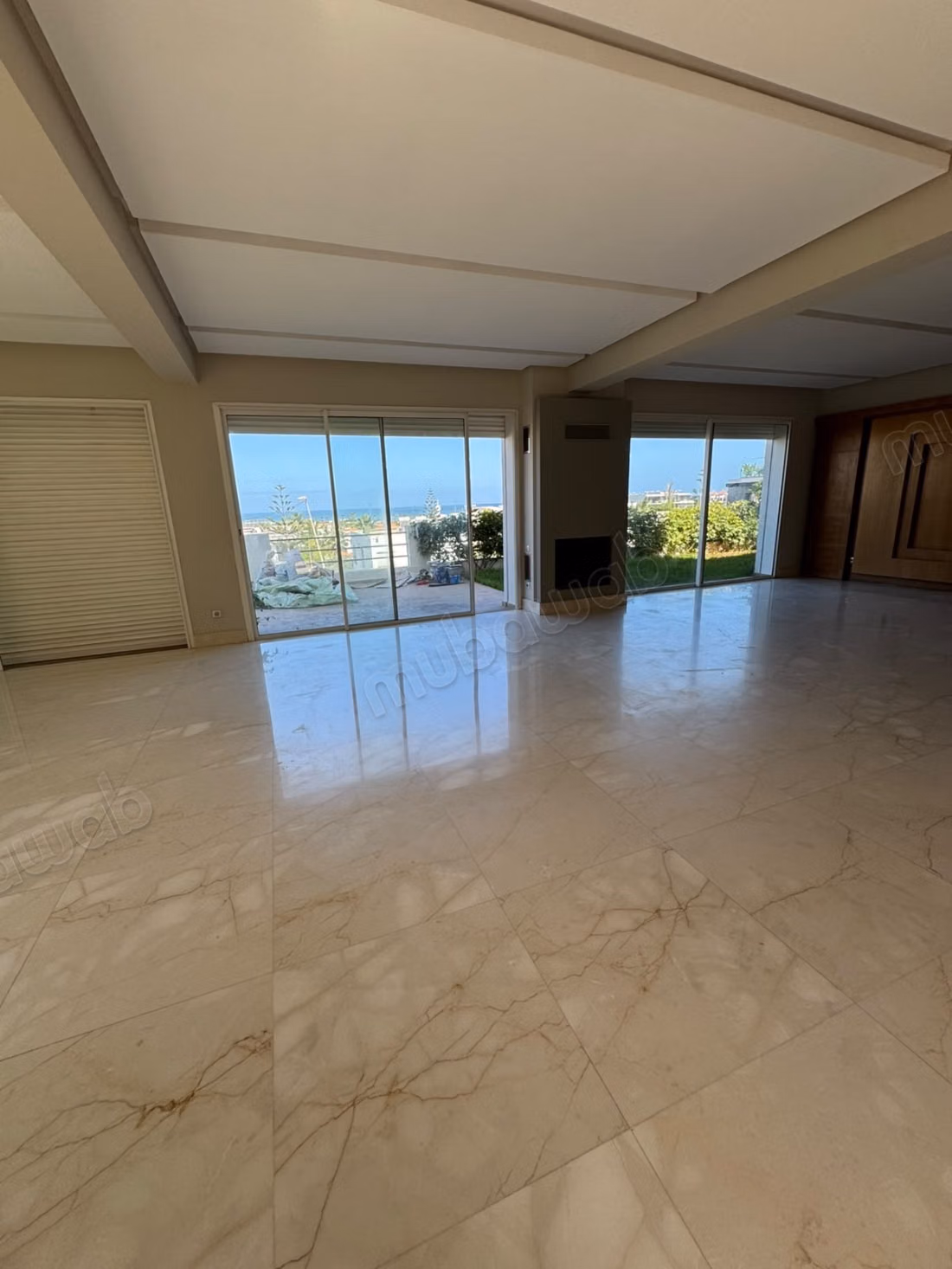 Villa a la location a ain Diab vide 38000dh