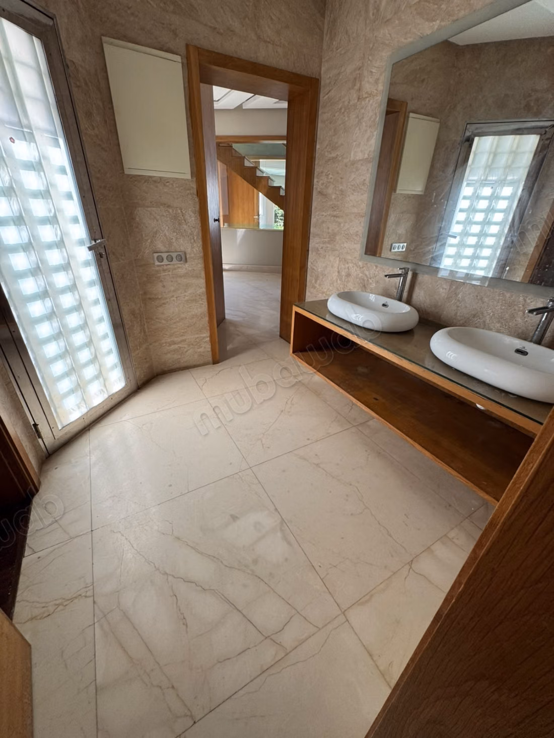 Villa a la location a ain Diab vide 38000dh