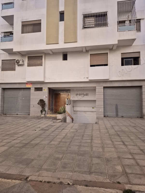 Commercieel pand te koop in El Hadadda. Oppervlakte 190 m². Concierge-service
