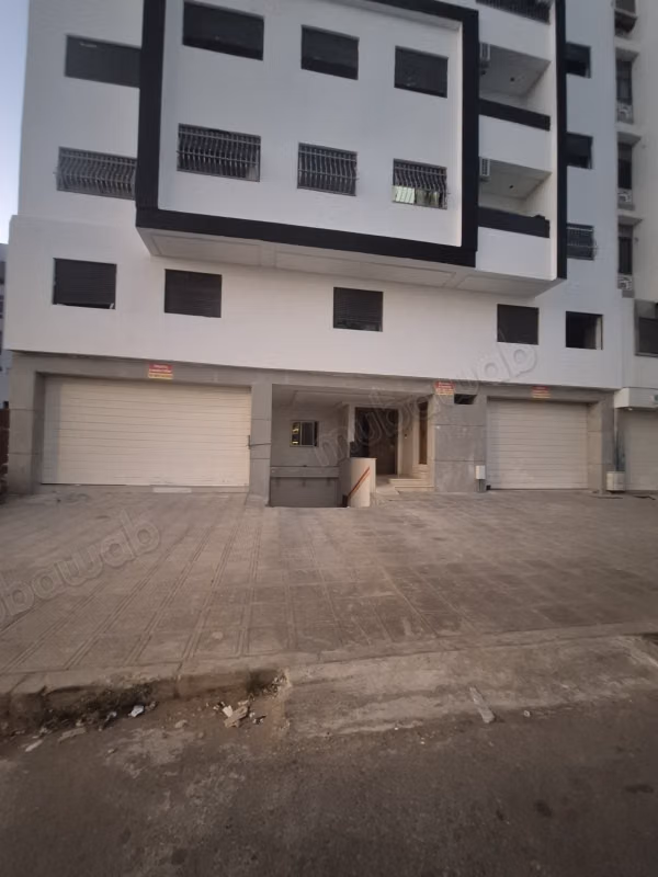 Prachtige ruimte te koop in El Hadadda. Oppervlakte 270 m². Beveiligde deur