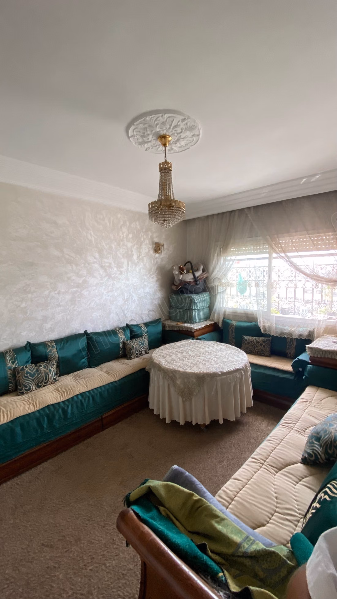 Vend appartement à Oulfa. 2 chambres agréables. Système de parabole et salon marocain
