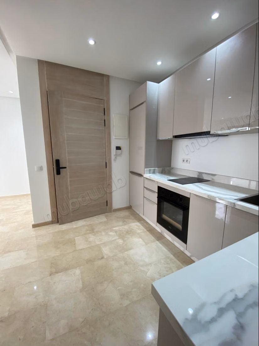Superbe appartement à vendre à Bourgogne Ouest. 4 pièces confortables. Concierge et climatisation