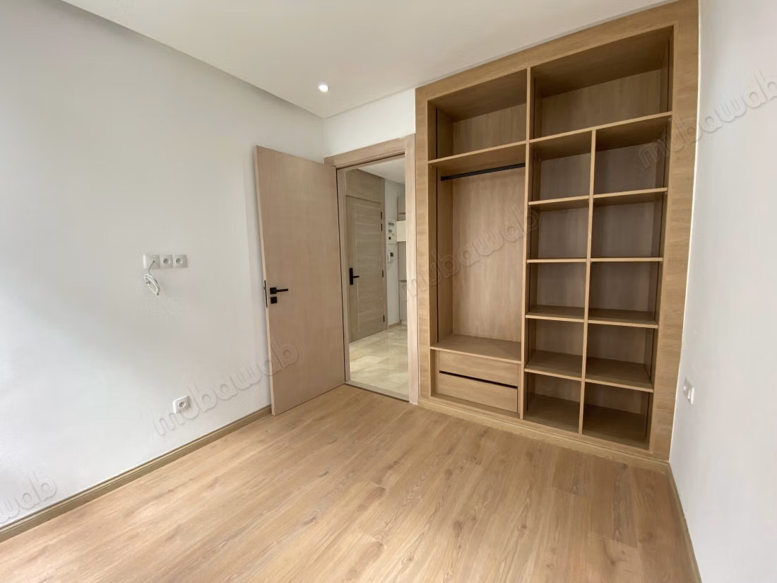 Superbe appartement à vendre à Bourgogne Ouest. 4 pièces confortables. Concierge et climatisation