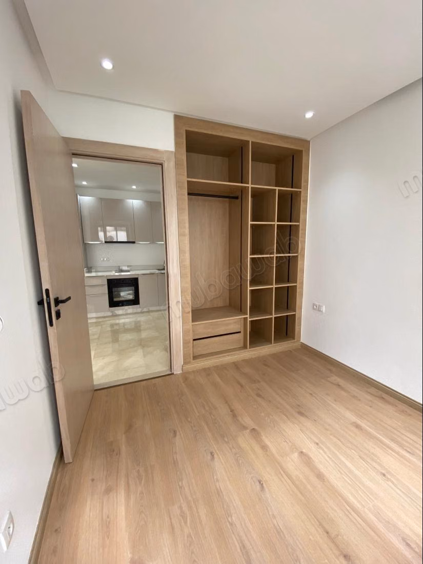 Superbe appartement à vendre à Bourgogne Ouest. 4 pièces confortables. Concierge et climatisation