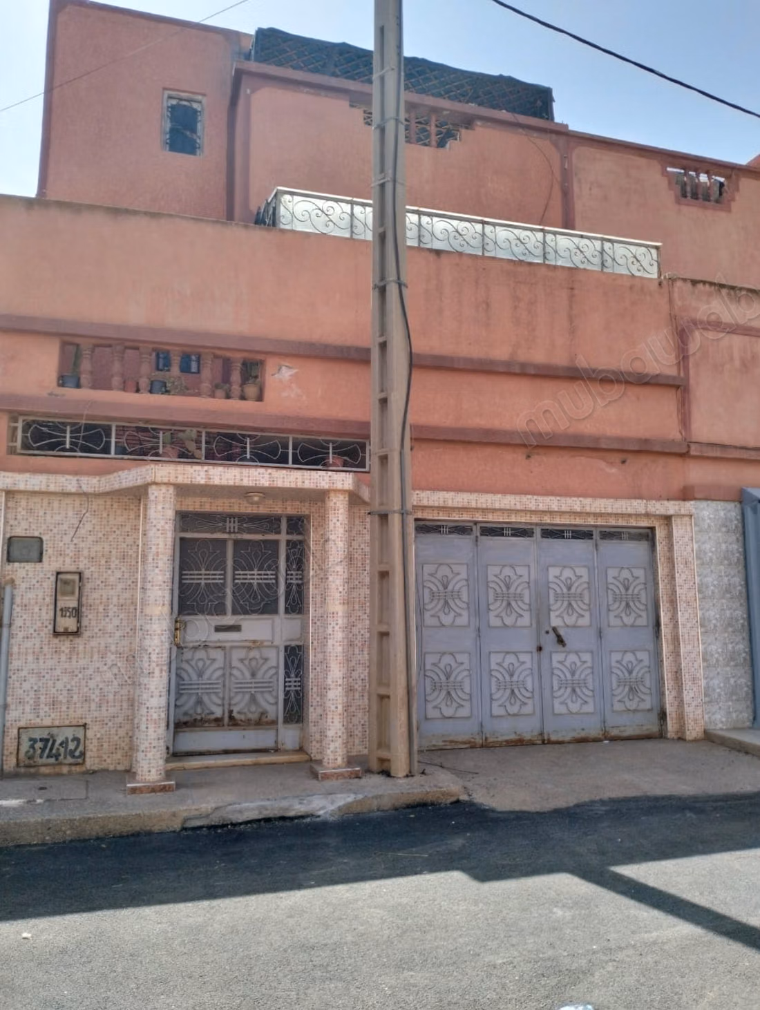 House for sale in Khouribga. Area of 99 m². Parking spaces and beautiful garden